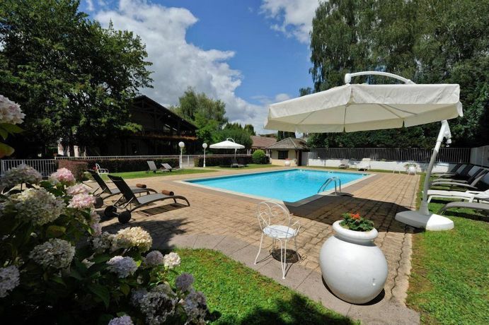 Imagen de la piscina del Hotel Hôtel - Restaurant La Chaumière. Foto 17