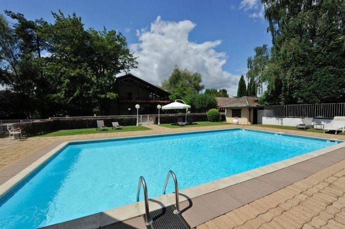 Imagen de la piscina del Hotel Hôtel - Restaurant La Chaumière. Foto 18