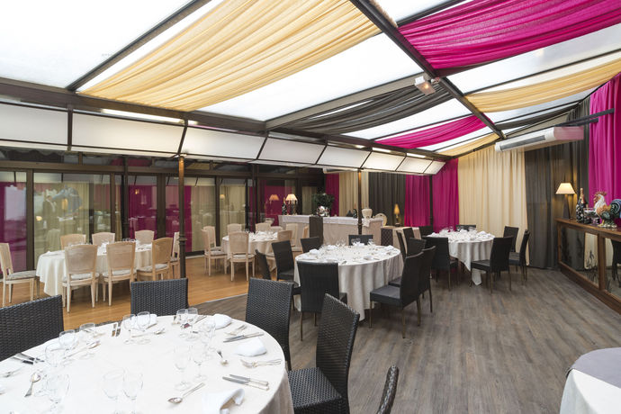 Imagen del bar/restaurante del Hotel H&ocirc;tel Restaurant Laurent Perr&eacute;al. Foto 5