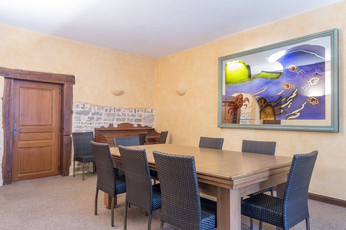 Imagen de los interiores del Hotel H&ocirc;tel Restaurant Laurent Perr&eacute;al. Foto 15