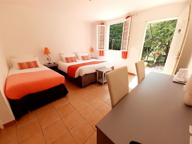 Imagen de la habitación del Hotel H&ocirc;tel Restaurant Le Clos Des Capitelles. Foto 13