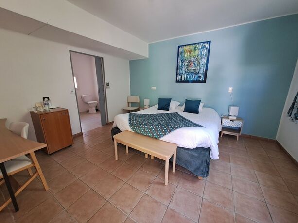 Imagen de la habitación del Hotel H&ocirc;tel Restaurant Le Clos Des Capitelles. Foto 14