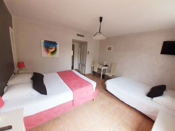 Imagen de la habitación del Hotel H&ocirc;tel Restaurant Le Clos Des Capitelles. Foto 15