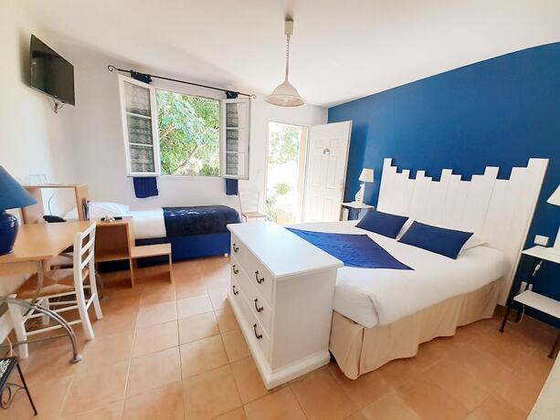 Imagen de la habitación del Hotel H&ocirc;tel Restaurant Le Clos Des Capitelles. Foto 16