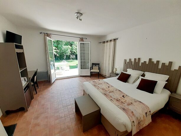 Imagen de la habitación del Hotel H&ocirc;tel Restaurant Le Clos Des Capitelles. Foto 17