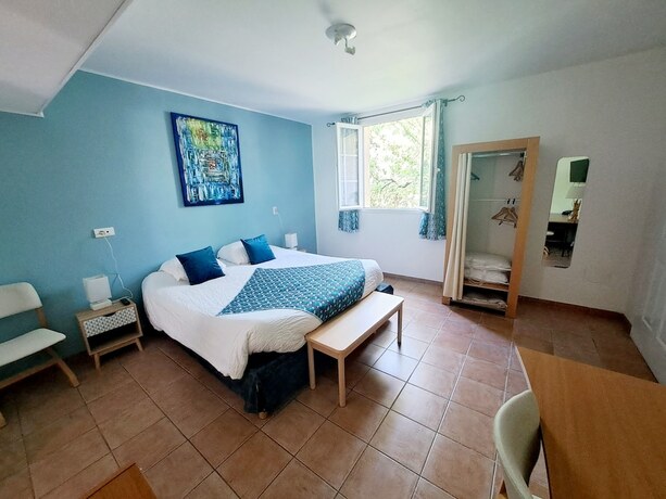 Imagen de la habitación del Hotel H&ocirc;tel Restaurant Le Clos Des Capitelles. Foto 18