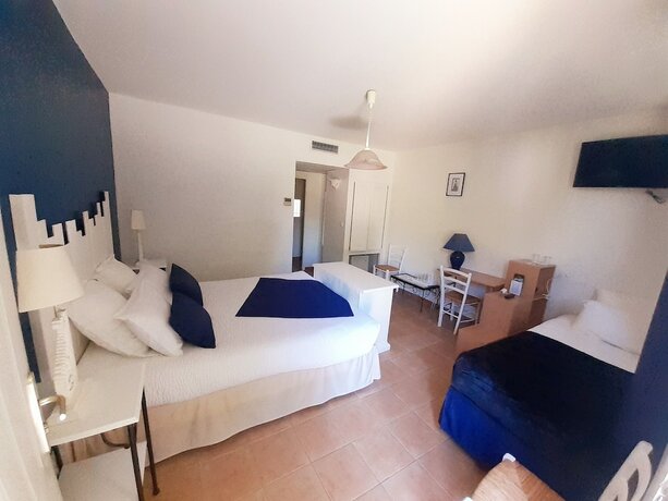 Imagen general del Hotel H&ocirc;tel Restaurant Le Clos Des Capitelles. Foto 6