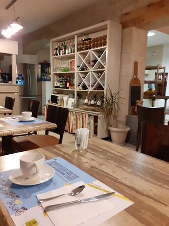 Imagen general del Hotel H&ocirc;tel Restaurant Le Clos Des Capitelles. Foto 9