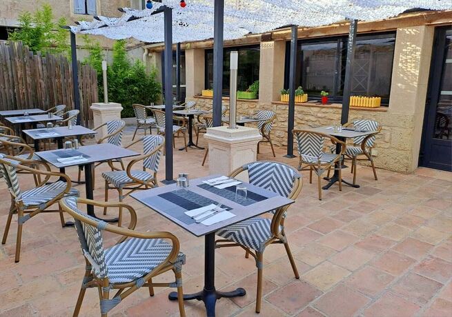 Imagen general del Hotel H&ocirc;tel Restaurant Le Clos Des Capitelles. Foto 11