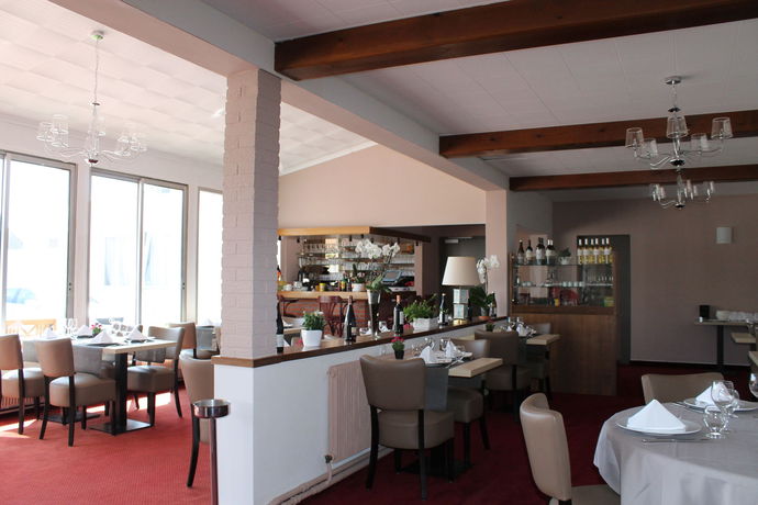 Imagen de la habitación del Hotel Hôtel - Restaurant Le Clos Des Cèdres. Foto 10