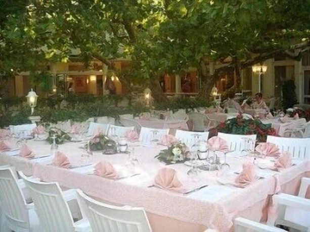 Imagen de los exteriores del Hotel H&ocirc;tel Restaurant Robinson. Foto 10