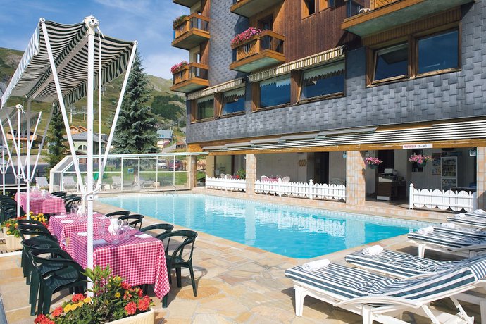 Imagen de la piscina del Hotel H&ocirc;tel Restaurant SPA Les Soldanelles. Foto 16