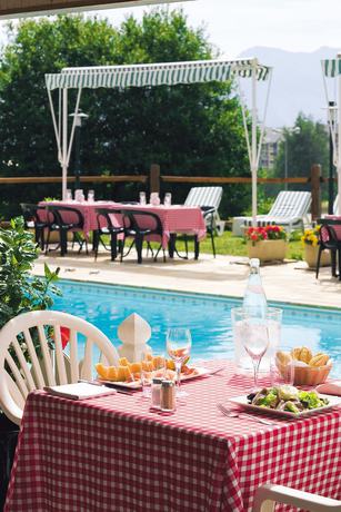 Imagen de la piscina del Hotel H&ocirc;tel Restaurant SPA Les Soldanelles. Foto 17
