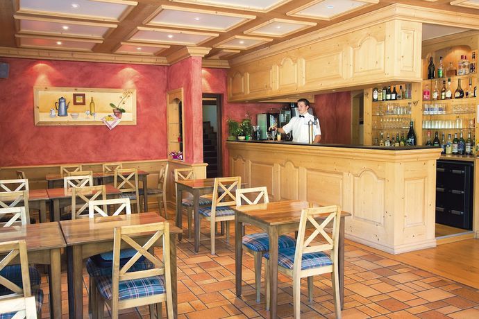 Imagen del bar/restaurante del Hotel H&ocirc;tel Restaurant SPA Les Soldanelles. Foto 6
