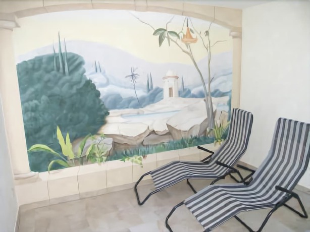 Imagen de la piscina del Hotel H&ocirc;tel - Restaurant Victor Hugo. Foto 20