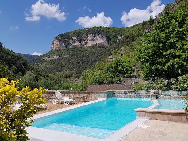 Imagen de la piscina del Hotel H&ocirc;tel Restaurant de la Jonte. Foto 19