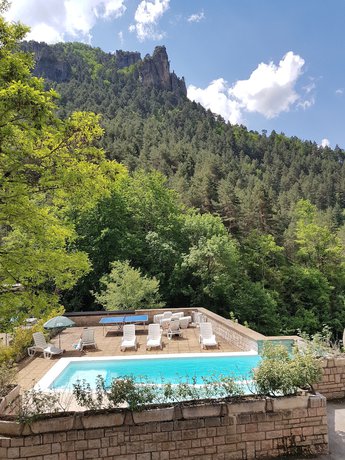 Imagen de la piscina del Hotel H&ocirc;tel Restaurant de la Jonte. Foto 20