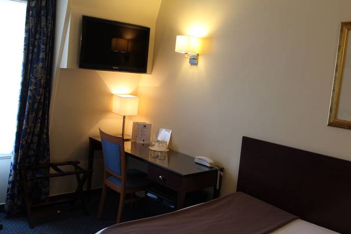 Imagen de la habitación del Hotel Hôtel Saint Cyr Etoile. Foto 3