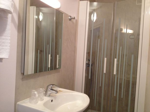 Imagen de la habitación del Hotel H&ocirc;tel Saint Jean, BOURGES. Foto 12