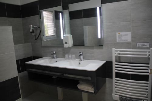 Imagen de la habitación del Hotel Hôtel Saint Louis. Foto 9