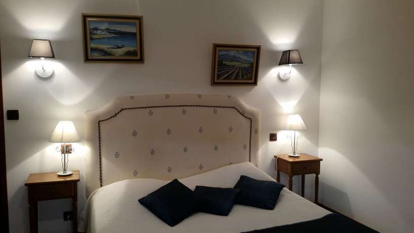 Imagen de la habitación del Hotel H&ocirc;tel Saint Yves. Foto 12