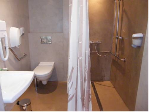 Imagen de la habitación del Hotel H&ocirc;tel Saint-pierre. Foto 4