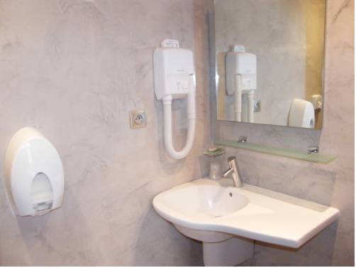 Imagen de la habitación del Hotel H&ocirc;tel Saint-pierre. Foto 5