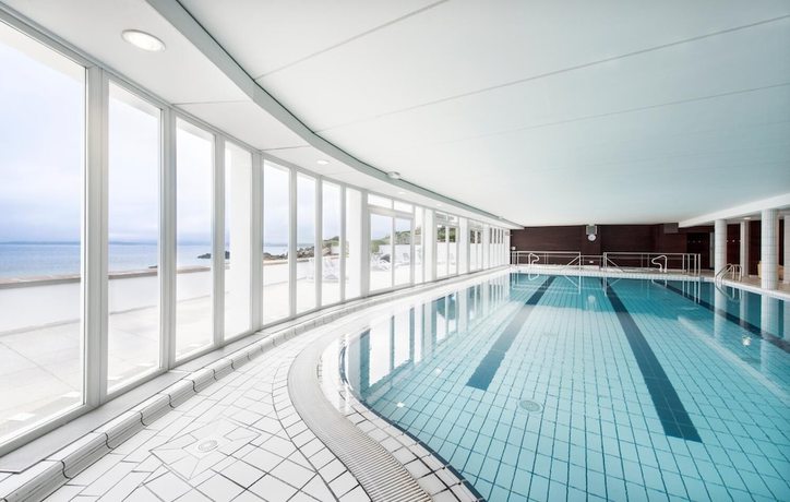 Imagen de la piscina del Hotel H&ocirc;tel Spa Valdys La Baie. Foto 19