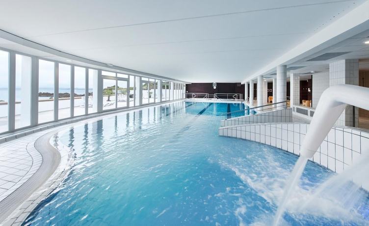 Imagen de la piscina del Hotel H&ocirc;tel Spa Valdys La Baie. Foto 20