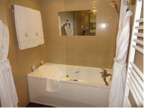 Imagen de la habitación del Hotel H&ocirc;tel & Spa Greuze. Foto 6
