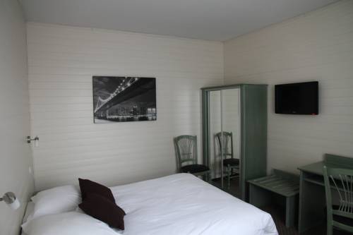 Imagen de la habitación del Hotel H&ocirc;tel & Spa Le Petit Castel Beuzeville-honfleur. Foto 14
