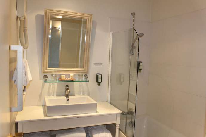 Imagen de la habitación del Hotel H&ocirc;tel and Restaurant L\'Ermitage. Foto 6
