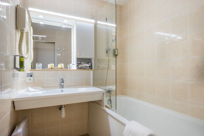 Imagen de la habitación del Hotel H&ocirc;tel and Restaurant L\'Ermitage. Foto 16