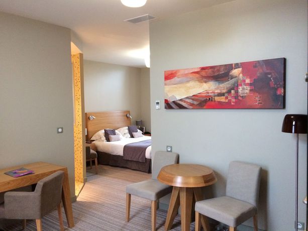 Imagen de la habitación del Hotel Hôtel and Spa du Château. Foto 2