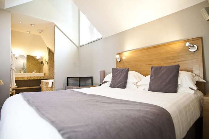 Imagen de la habitación del Hotel Hôtel and Spa du Château. Foto 9