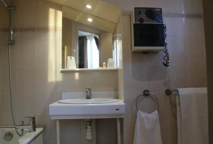 Imagen de la habitación del Hotel H&ocirc;tel de France, Boulogne billancourt. Foto 13
