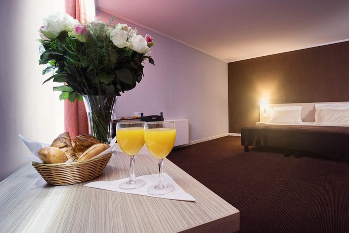 Imagen de la habitación del Hotel H&ocirc;tel de L\'Etoile. Foto 12