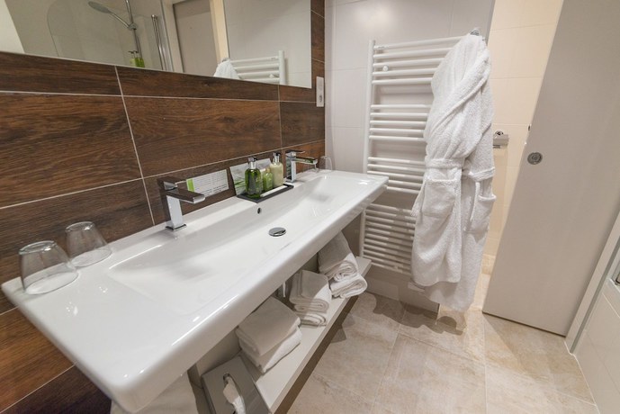 Imagen de la habitación del Hotel H&ocirc;tel de la Muse et du Rozier. Foto 13