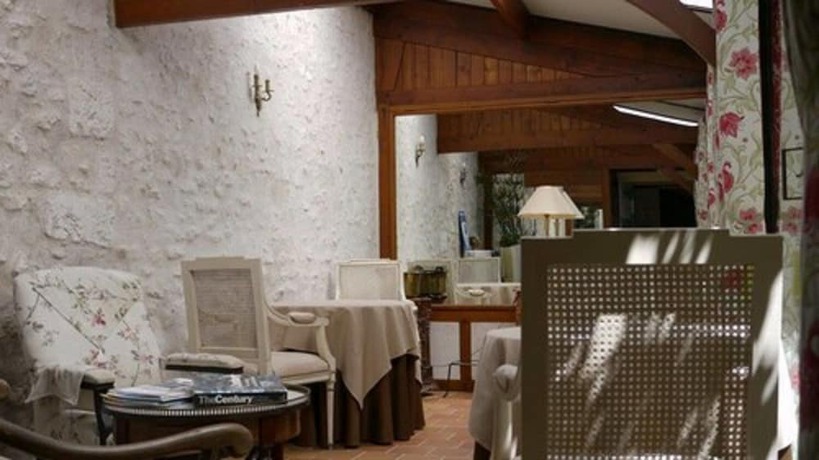 Imagen del bar/restaurante del Hotel H&ocirc;tel de la Sologne. Foto 5