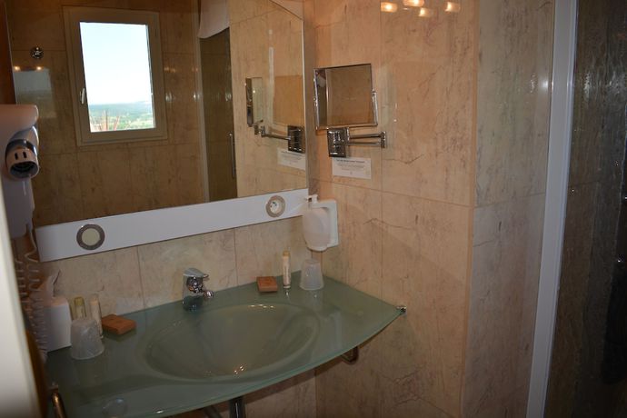 Imagen de la habitación del Hotel H&ocirc;tel des Consuls. Foto 7