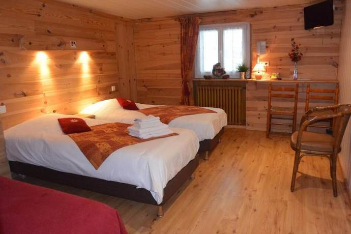 Imagen de la habitación del Hotel Hôtel du Centre, La Borgé. Foto 9