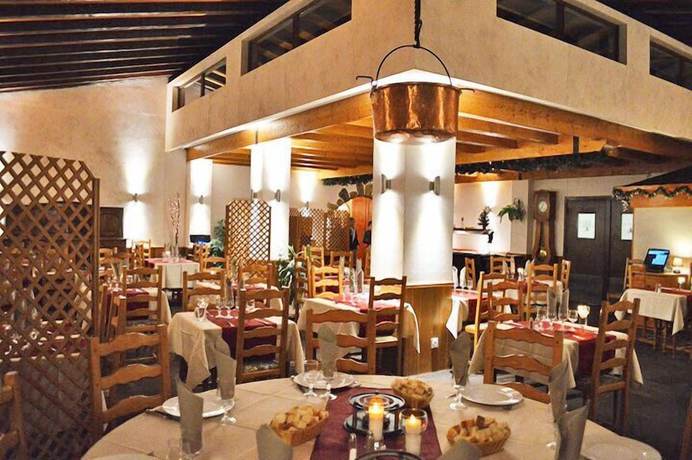 Imagen del bar/restaurante del Hotel Hôtel du Centre, La Borgé. Foto 6