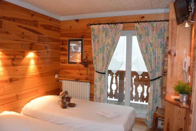 Imagen de la habitación del Hotel Hôtel du Centre, La Borgé. Foto 13