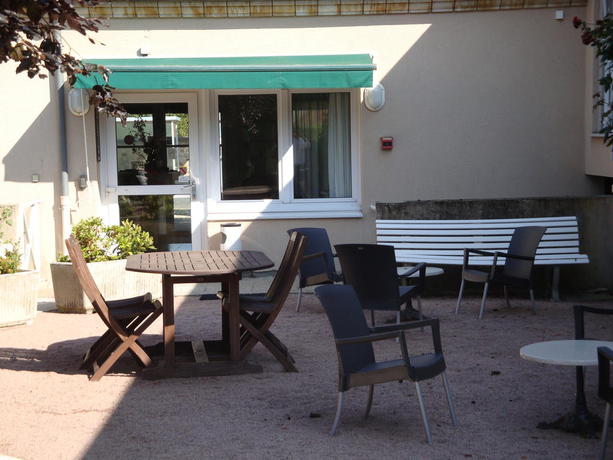 Imagen de los exteriores del Hotel H&ocirc;tel du Commerce, Tronget. Foto 4
