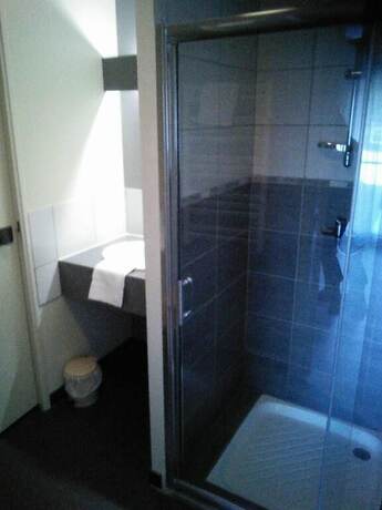 Imagen general del Hotel Hôtel du Commerce, Tronget. Foto 10