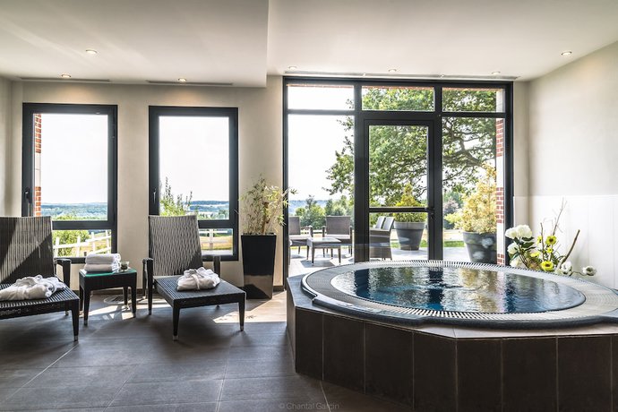 Imagen de la piscina del Hotel H&ocirc;tel du Golf. Foto 20