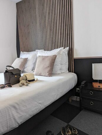 Imagen de la habitación del Hotel H&ocirc;tel du Lion d\'or, Bernay. Foto 15