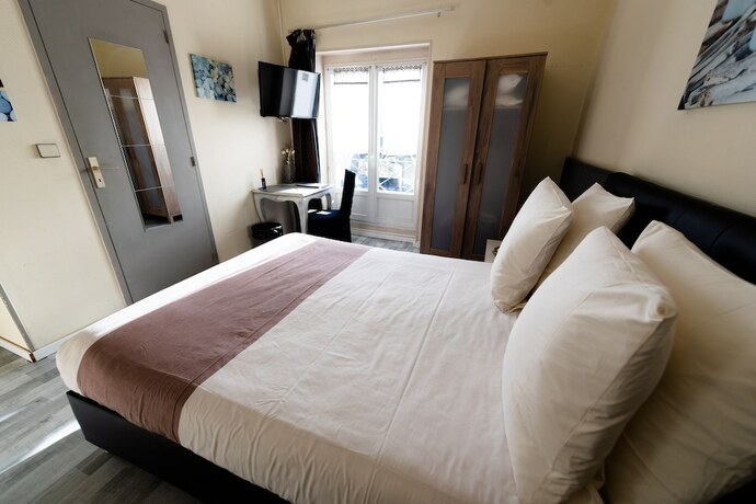 Imagen de la habitación del Hotel H&ocirc;tel du Lion d\'or, Bernay. Foto 19