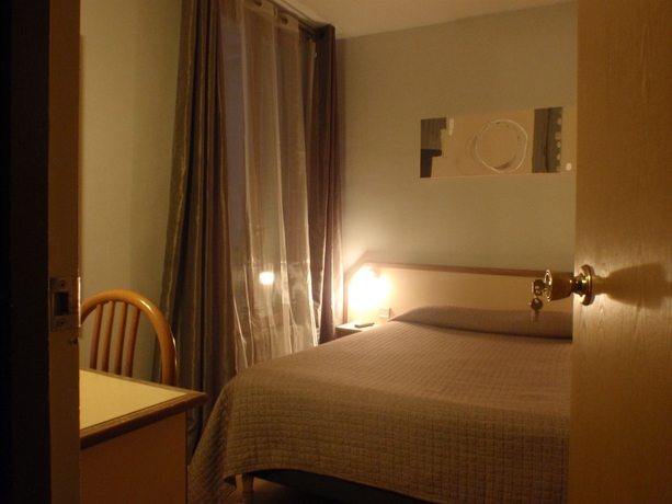 Imagen de la habitación del Hotel Hôtel du Maine, París. Foto 5