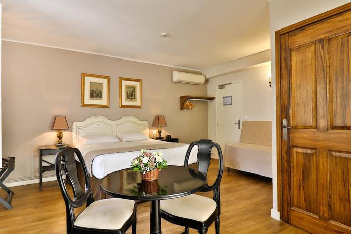 Imagen de la habitación del Hotel Hôtel du Midi. Foto 5